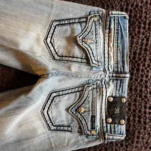 Säljer dessa ljusblåa miss me jeans i mycket gått skick! Säljer de på grund av att de är lite förstöra på mig. De är inte helt utsvängda men samtidigt inte helt Skinny. Skriv gärna för fler bilder!💓