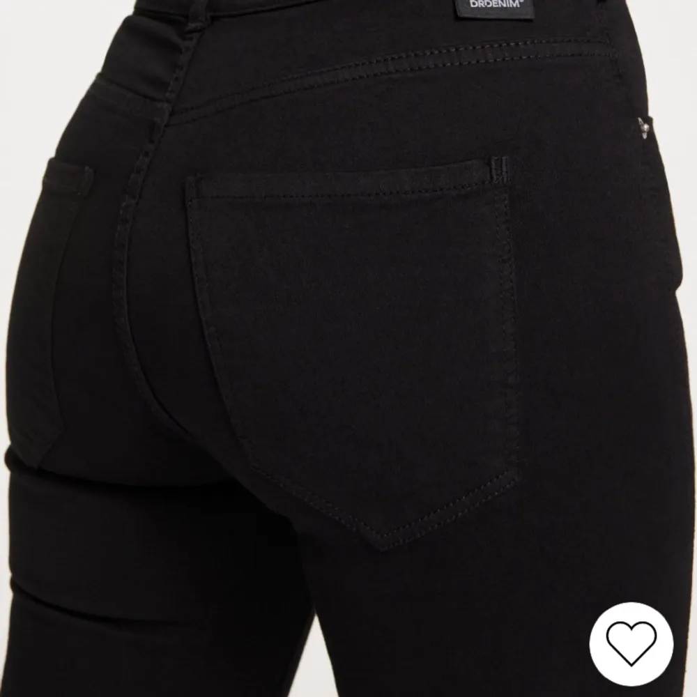  säljer de har drdenim jeansen jätte fin skick (lite slitna längt ner på bena)köpta på Nelly för 800kr Kontakta om de e något Bootcut svarta jeans. Jeans & Byxor.
