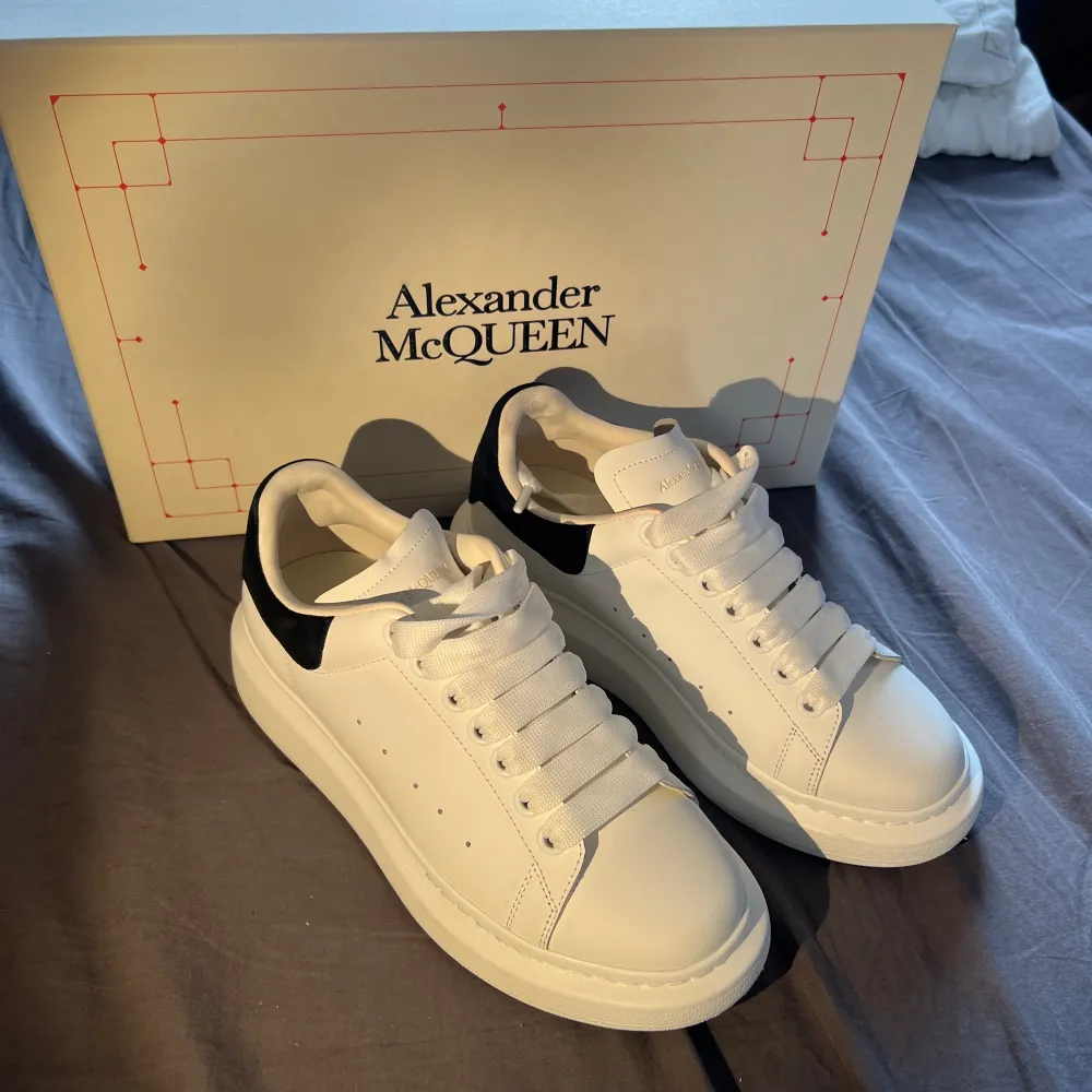 Säljer en kompis Alexander McQueen skor i nästan nyskick  Tillkommer skor och orginallåda  Hör av er vid frågor . Skor.