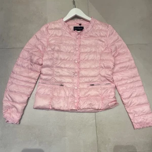 Vårjacka  - Säljer min superfina ljusrosa vårjacka/ lättviktjacka. Super bra skick och inga defekter💕 är superfin färg och har små fina volang detaljer 💕 str: 36 och passar mig som vanligtvis har S💕köparen står för frakt 📦 