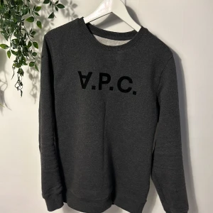 A.P.C tröja - Tja säljer denna riktigt feta A.P.C tröjan inga defekter skicket är 8/10 och riktigt skönt material perfekt för våren, necktagen är bortklippt. hör av vid funderingar!