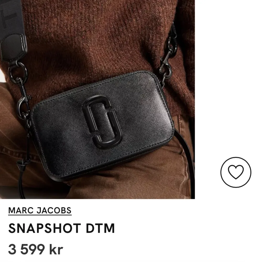 Axelremsväska från Marc Jacobs, i onesize. Två fack som försluts upptill med dragkedja. Instansad logotyp upptill. Justerbar samt avtagbar axelrem. Ytterficka baktill. Dustbag medföljer. Bredd 18,5 cm, Höjd 11 cm, Djup 6 cm. Nyskick.  . Väskor.