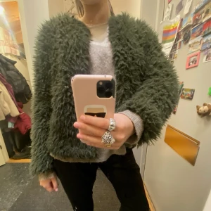 Grön fluffig jacka - Superfin grön mysig jacka perfekt till våren!! Aldrig använd 💕💕💕