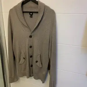 Snygg beige stickad cardigan från hm i storlek M. Den är i bra skick och har inga defekter alls.  Skriv gärna om ni har funderingar. 