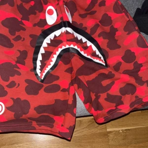 Bape shorts  - Säljer Bape shorts använda 1gång.