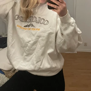 Tjocktröja från Gina  - Jättefin collagetröja från Gina! Oversized. Använd en gång!