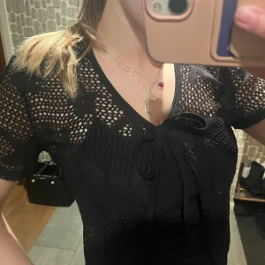 Spetskofta  - Söt liten svart spetskofta med blommor, perfekt till sommaren och våren!🌸🌸🌸  Står ingen storlek men skulle säga S-M! Bra skick🌟