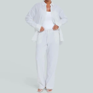 Linnebyxor vita  - Hej! Jag säljer nu mina linnebyxor från bikbok. De är jättefina low waist och är inte använda. Säljer ett par likadana i svart. De är i storlek xs. Jag är 172 och de är långa och fina på mig. Nypris 499kr mitt pris 225kr💞