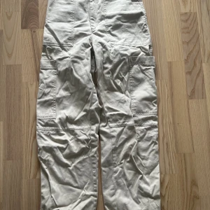 Cargo pants - Jätre fina beiga cargo pants, använda några gånger men inga tydliga defekter