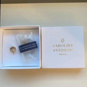 Såå snygga guldiga örhängen från Caroline Svedbom! Aldrig använda 💕 nypris 395💕tryck gärna på köp nu knappen 