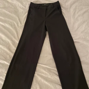 Kostymbyxor  - Nu säljer jag mina kostymbyxor från Vera mode, då dem inte kommer till användning längre!💗Hör gärna av dig om du har fler frågor. Dem är i mycket bra skick!💗