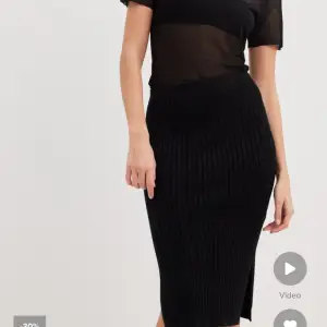Jättefin kjol från NA-KD, använd fåtal gånger! Säljer pga inte använder💖 Nypris 349kr🥰