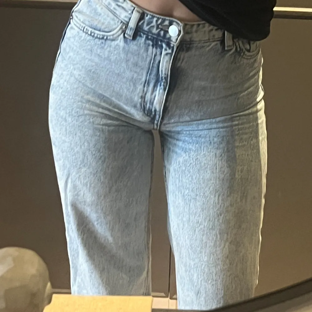 Säljer 3 st jeans från Monki med rak passform i färgerna svart, grå och blå 🖤🩶🩵Storlek: 25 (passar mig som är XS/S). Kan köpas separat för 200 kr/st också. . Jeans & Byxor.