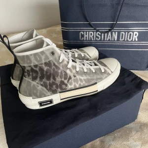 Dior Leopard skor - Säljer ni mina Dior skor då dom inte kommer till någon användning. Otroligt sköna att ha på sig och har använt dem ett fåtal gånger. Väldigt sällsynt modell.  Med vänliga hälsningar//