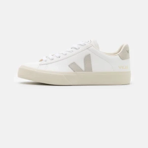 Veja skor - Jag säljer mina ganska använda veja skor! Kommer självklart att tvätta skorna och skosnörena innan leverans!😊