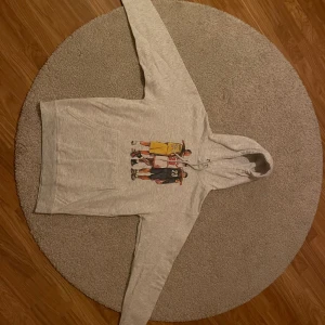 Hoodie - En grå hoodie med ett tryck. Tröjan är i bra skick då den endast användts två gånger.  Inköpspris: 500kr 💗💗