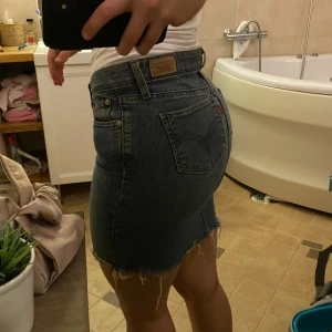 Levis vintage kjol - Kjol från Levis, vintage. Använd men bra skick. Står ingen storlek men passar mig som har S-M. Skulle säga stor S/ liten M.