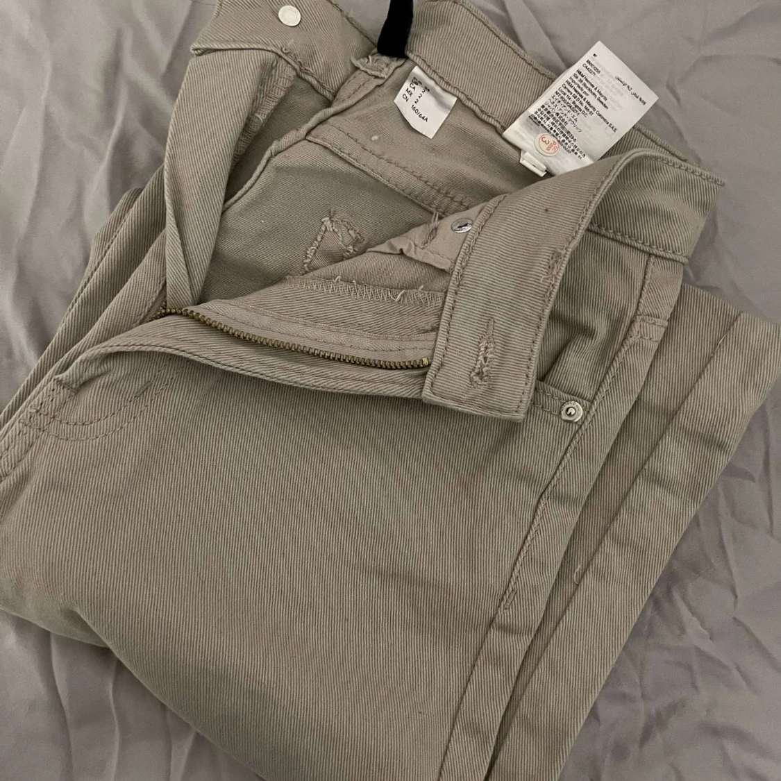 Beige jeans hade tidigare köpt från Hm för 250kr. Jag har använd den endast använd 2-3 gånger den är i storlek XS alltså 32 - 90