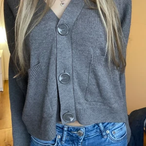 Kofta  - Säljer denna fina gråa koftan!💓
