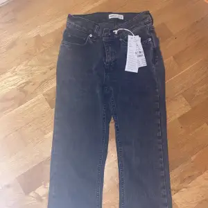 Fina mörkgråa jeans😍 i storlek 32 va dock            för små och långa för mig helt ny köpta oanvända, passar perfekt för dig som är lång/har långa ben. Köpta för 499 säljer för 400 pris kan diskuteras.☺️