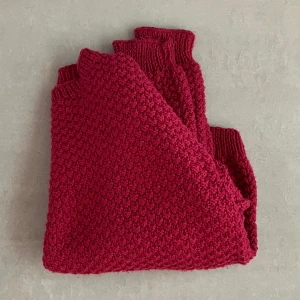 Stickad tröja - Mörkrosa stickad tröja köpt second hand, tror den är handgjord. Fint skick och mycket bra kvalitet! Står varken pris eller storlek, men passar oversized på mig som är en S/M. 