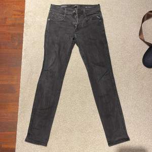 Säljer ett par svart/gråa replay jeans i modellen anbass, storlek 29/32. Jeansen är mycket bra skick utan defekter. Säljer då de används sällan. 