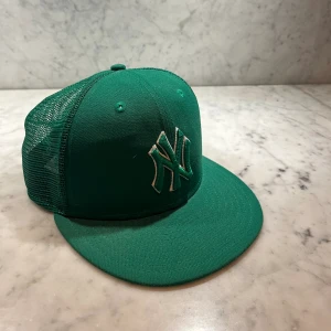 NEW ERA KEPS - Säljer denna snygga, knappt använda keps för 359 det är en om field keps. Skick 10/10