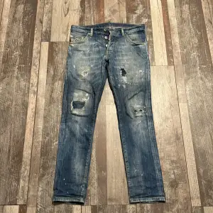 Nyskick  Dsquared2 jeans (BARNSTORLEKAR) 