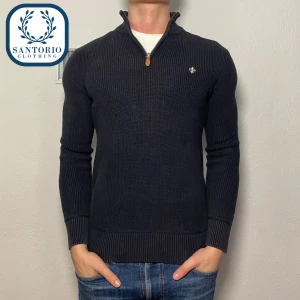 Morris Half-Zip Svart - Stilren Morris Half-zip i 9/10 skick! Han på bilden är ca 175/67kg! Nypris: ca 1700kr. Skriv vid frågor eller funderingar🙌