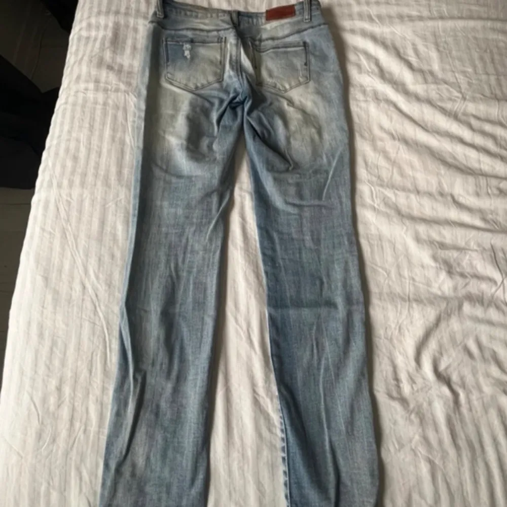 Lågmidjade jeans med hål i fint skick från märket only. Köpta på Vinted men passade tyvärr inte mig, därför har jag inga fler bilder.💗. Jeans & Byxor.