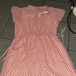 Klänning  - Söt sommarklänning storlek 40   Köpt men använt 1 gång  