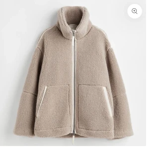 Fleece jacka  - Säljer min nya fleece jacka. Prislapp finns fortfarande kvar på. Aldrig andvänd. Så skön och fin men råkade beställa två jackor istället för en så jag säljer min andra här. Den kostar 700kr original pris.  Bästa vårjackan!! 🔥