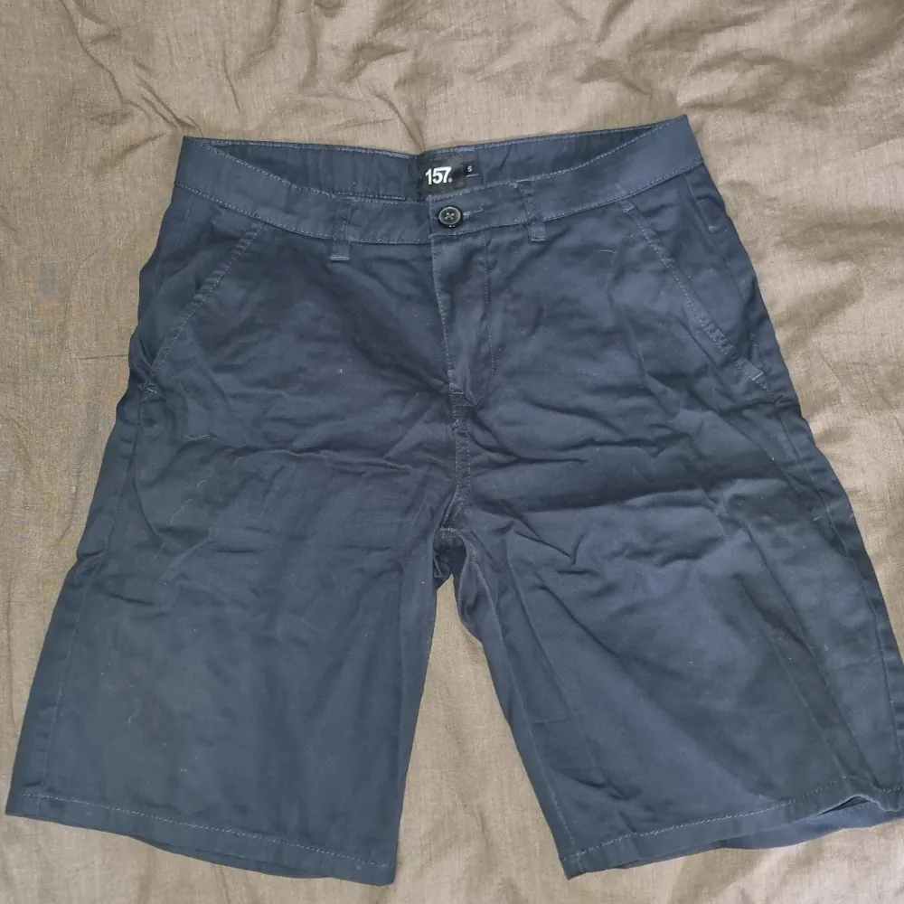 Hej säljer mina 157 lager shorts i färgen mörkblå för att dem inte passar mig längre, har inte använt dem så mycket så nästan som nya. . Shorts.