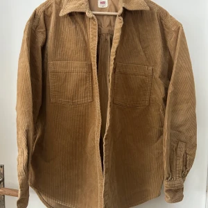 levi’s skjorta - levi’s skjorta(og pris 1 199kr)! Har använts 4 gånger, jättefint men passar inte mitt stil länge, skriv gärna om du vill ha fler bilder(eller någon fråga)😊