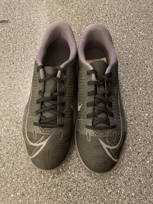 Inne idrotts skor storlek 37’5 - Snygga inneskor storlek 37’5. Snygg trendigfärg väldigt inne just här och nu . Nyskick användts två tre gånger.