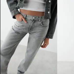 Low straight jeans från Gina. Sparsamt använda, i princip nyskick!  Snygg grå färg, storlek 36.