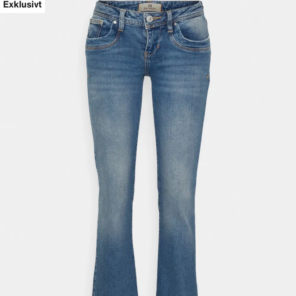Säljer dessa helt oanvända Ltb jeans med lappen kvar och allt! Köpte för cirka 800kr på Zalando för ett tag sen och de har aldirg kommit till användning. Helst slutsålda🙌🏼💕. Långa för mig som är 170!. Jeans & Byxor.