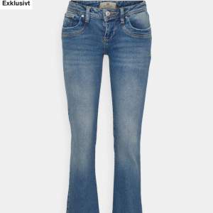 Säljer dessa helt oanvända Ltb jeans med lappen kvar och allt! Köpte för cirka 800kr på Zalando för ett tag sen och de har aldirg kommit till användning. Helst slutsålda🙌🏼💕. Långa för mig som är 170!