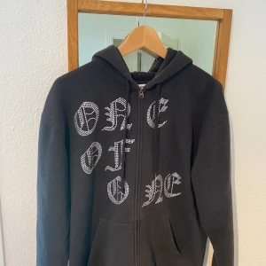 One of One zip hoodie  - Hej säljer en knappt använd One of One hoodie i bra skick!  Hoodie kostade 1500kr.  Hör av er vid frågor och funderingar :) 