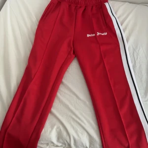 palm angels byxor  - Palm angels byxor i väldigt fin färg. helt oanvända säljer pga att de var för stora 🔴 ✔️kontakta vid eventuella frågor/intresse ✔️ Pris kan diskuteras vid snabb affär