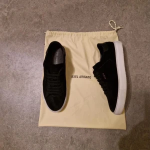 Skor - Ett par Axel arigatos i jättebra skick,bara använda 2-3 gånger, hör av dig vid intresse 
