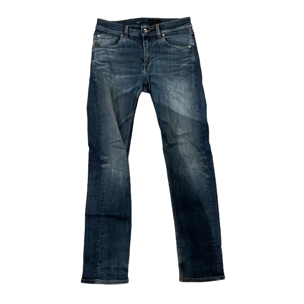  Snygga jeans från Tiger of Sweden i fint skick. Klassisk blå färg, slim fit och storlek 30/32. Perfekta jeans för en stilren look, fråga bara om du är osäker på passform.. Jeans & Byxor.