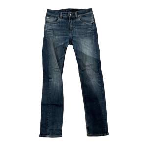  Snygga jeans från Tiger of Sweden i fint skick. Klassisk blå färg, slim fit och storlek 30/32. Perfekta jeans för en stilren look, fråga bara om du är osäker på passform.