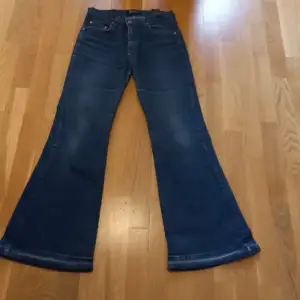 Ett par utsvängda/bootcut jeans i bra skick. Midjemått 75 cm. 8/10