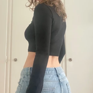 Svart tröja - Supersnygg svart långärmad tröja i storlek S!💕 Den är en magtröja som är figurnära. Ser ut som ny!🫶🏼 