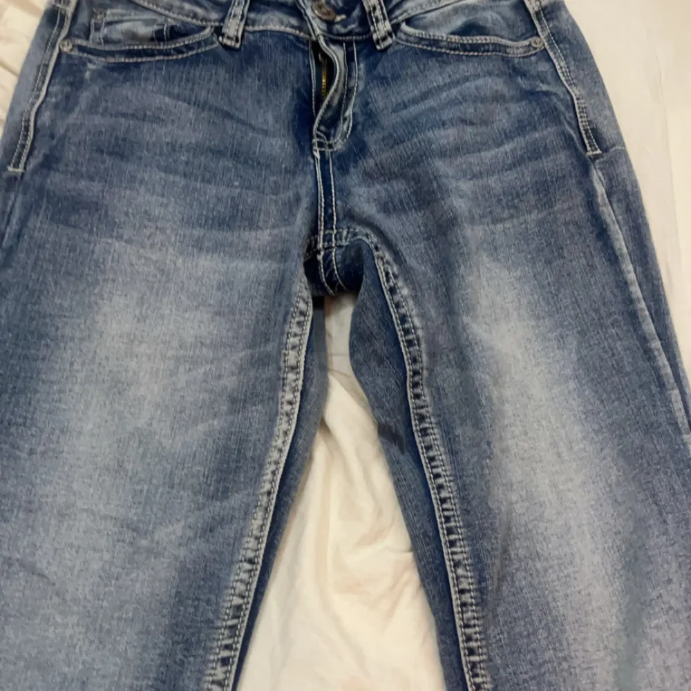 Använda några gånger stl 27 innerbenlängd 80 cm. Jeans & Byxor.