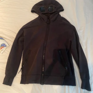 Cp company - Tröjan är i bra skick är i storlek M. Kan frakta ut samma dag som köp. Priset kan diskuteras 