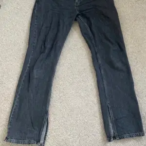 Jättefina jeans med slits längst ner ifrån Stockh LM studio. Superfint skick!