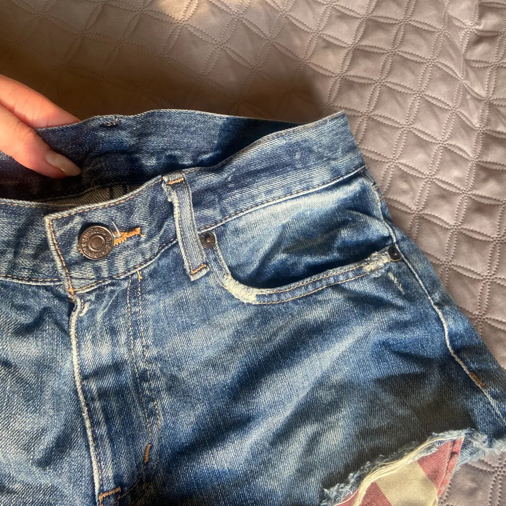 Lowwaist jeansshorts från Ralph lauren märket i bak är bortsprättat pga att det var oskönt) men på knappen kan man se. Snygga slitna och fickorna har usa print. De är för små för mig, men passar en XS. Shorts.