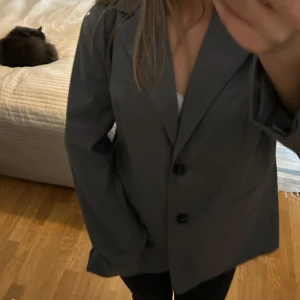 Oversized kavaj  - Grå kavaj från Gina i storlek L 